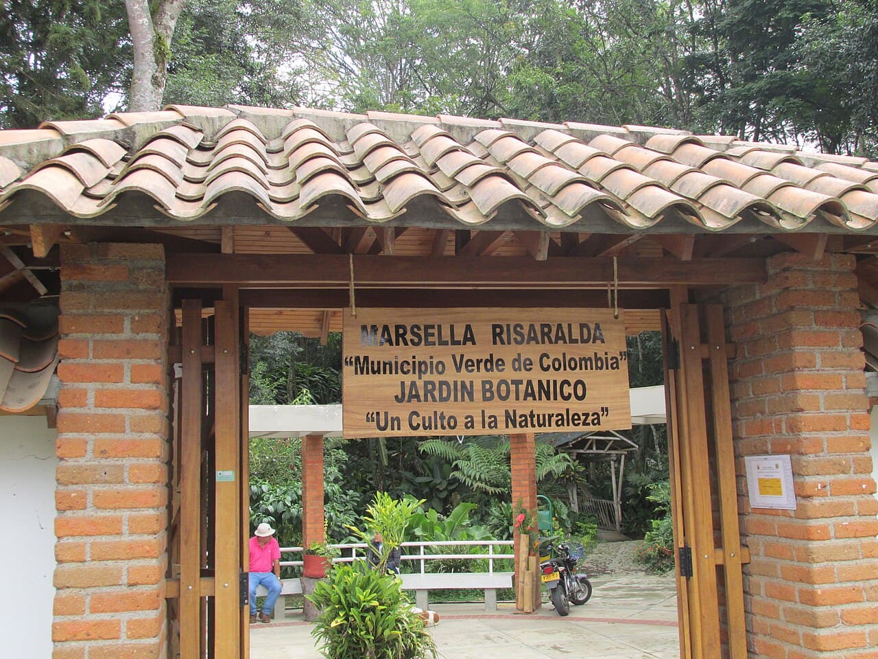Entrada del Jardín Botánico de Marsella, Risaralda, con su letrero de madera